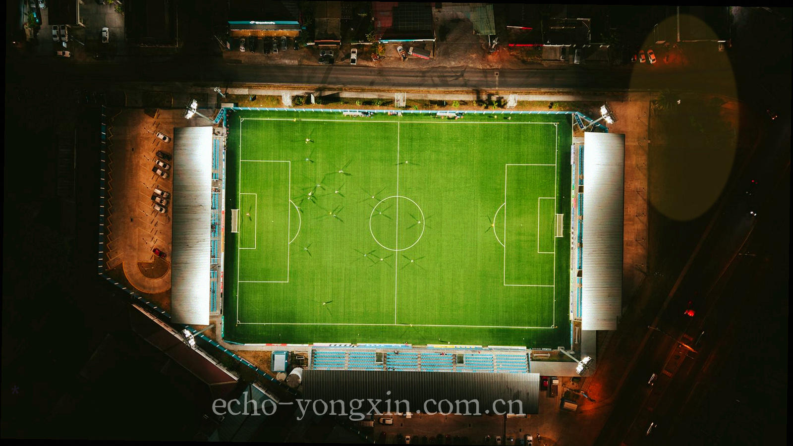 深墨绿色背景上由电光青细线与半透明玻璃层构成的抽象数据声波纹理