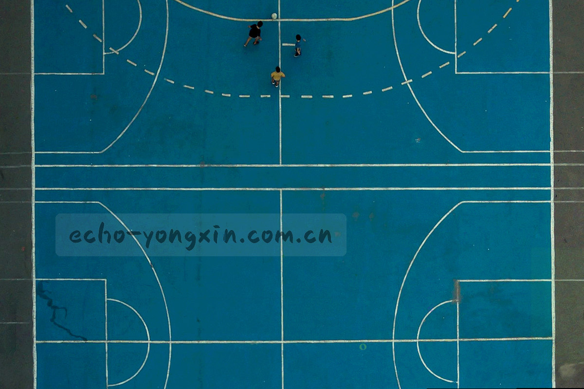 夜间工作台上的纸白目录、索引标签与屏幕微光，画面中没有人物